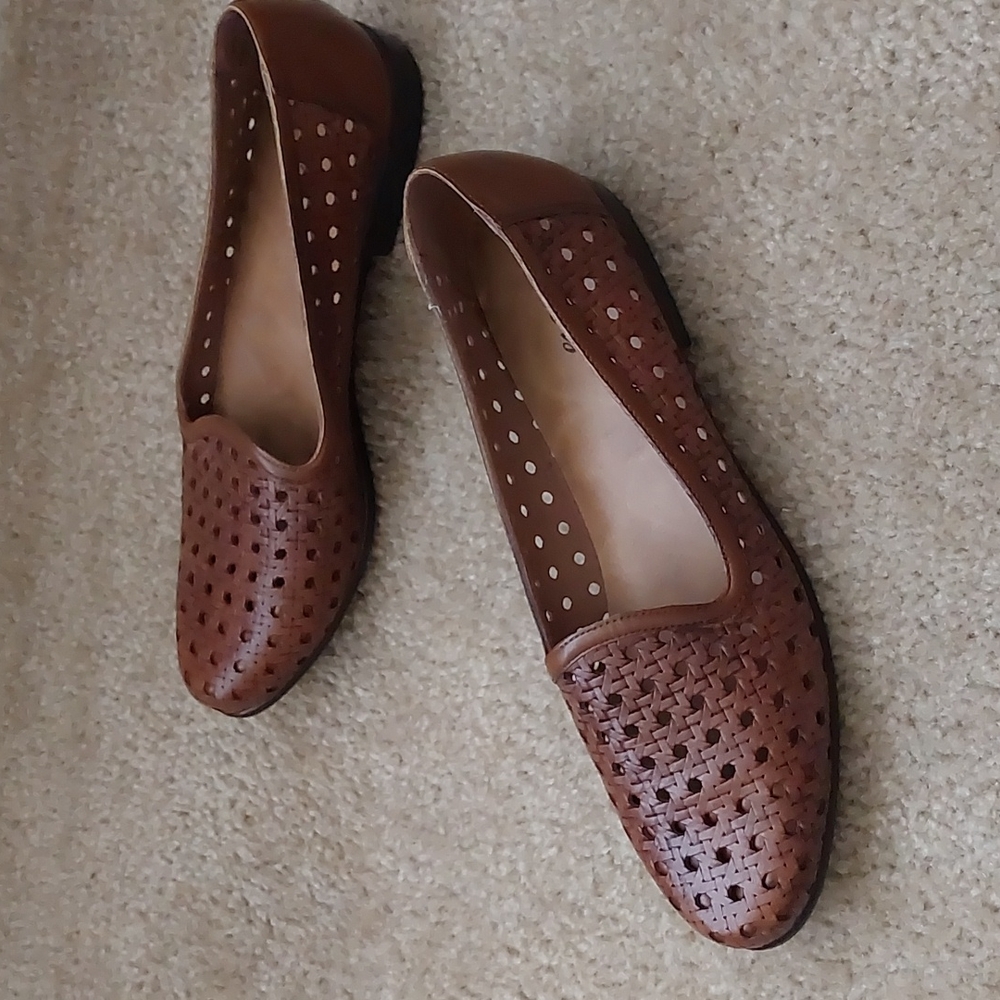 Brown cutout loafers narrow size 11 by trotters